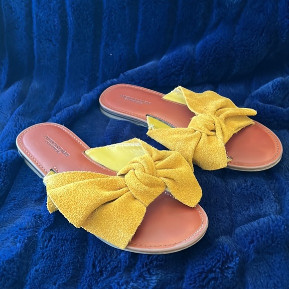 AMERICAN EAGLE. MUSTARD SLIP ON SANDALS. SUADE LIKE MATERIAL. LARGE BOW AS STRAP - Picture 5 of 8